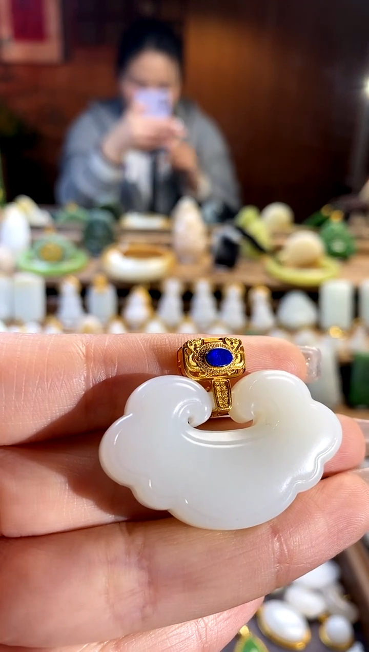 【闪购商品】和田玉吊坠18K金镶嵌。