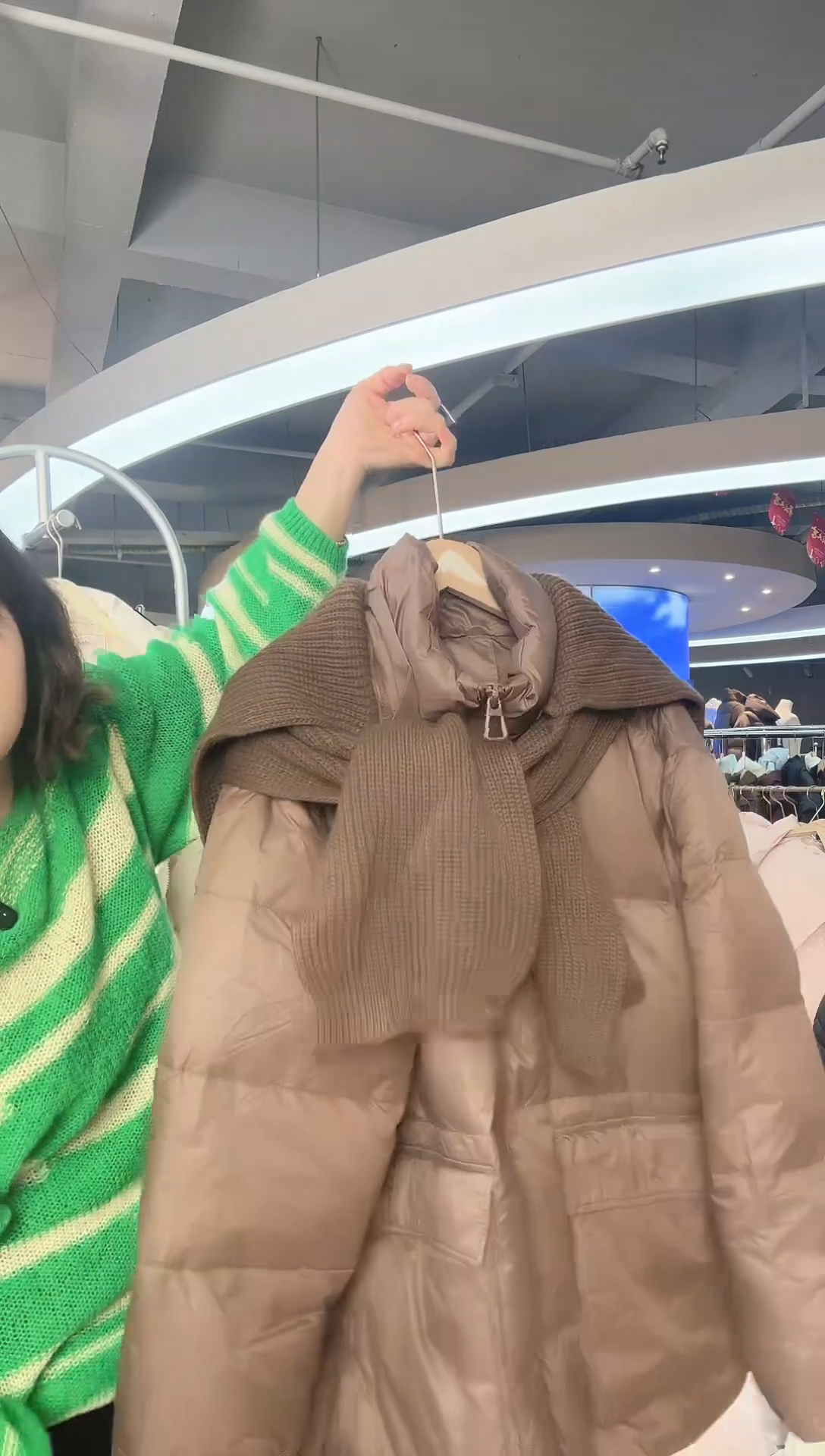 戴围巾  咖啡色  羽绒服