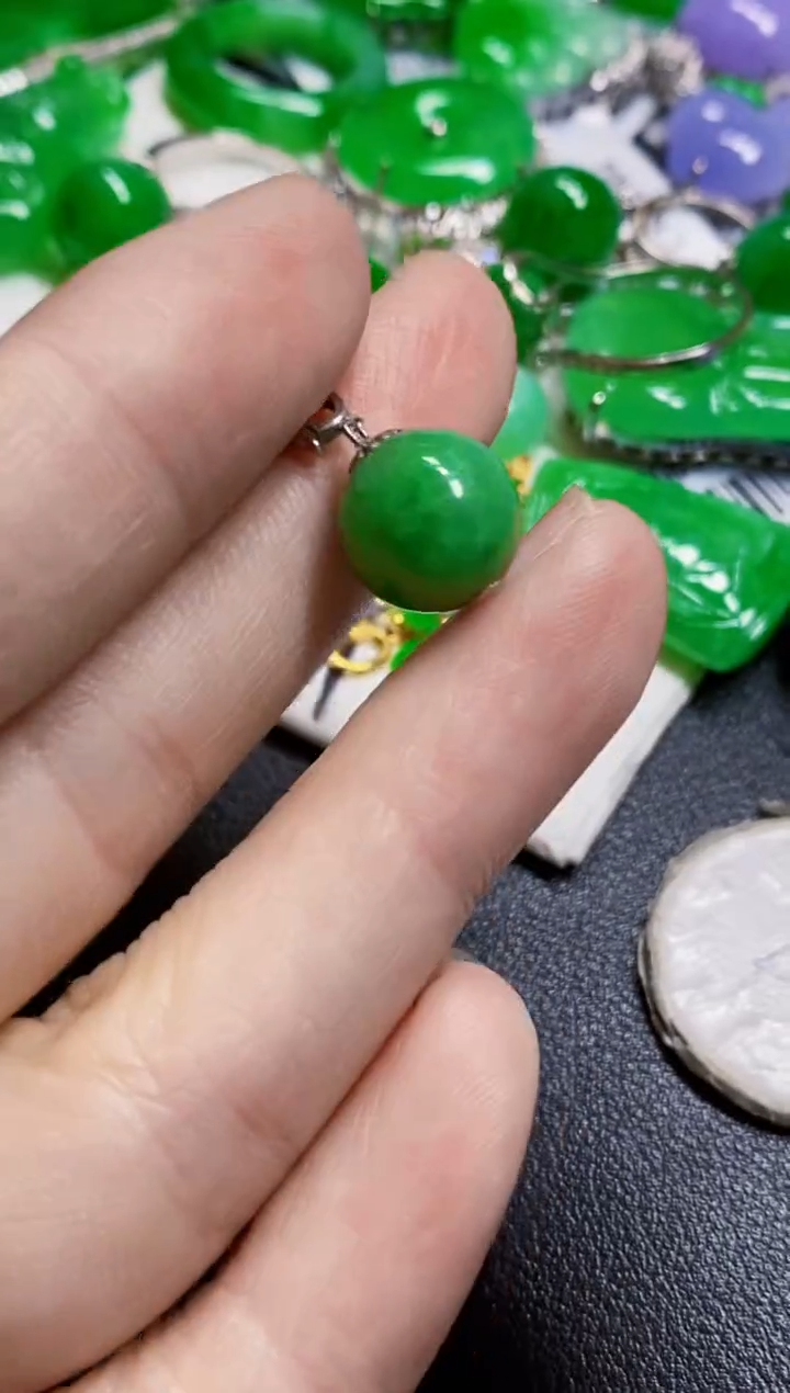 颈饰18K金镶嵌翡翠珠子