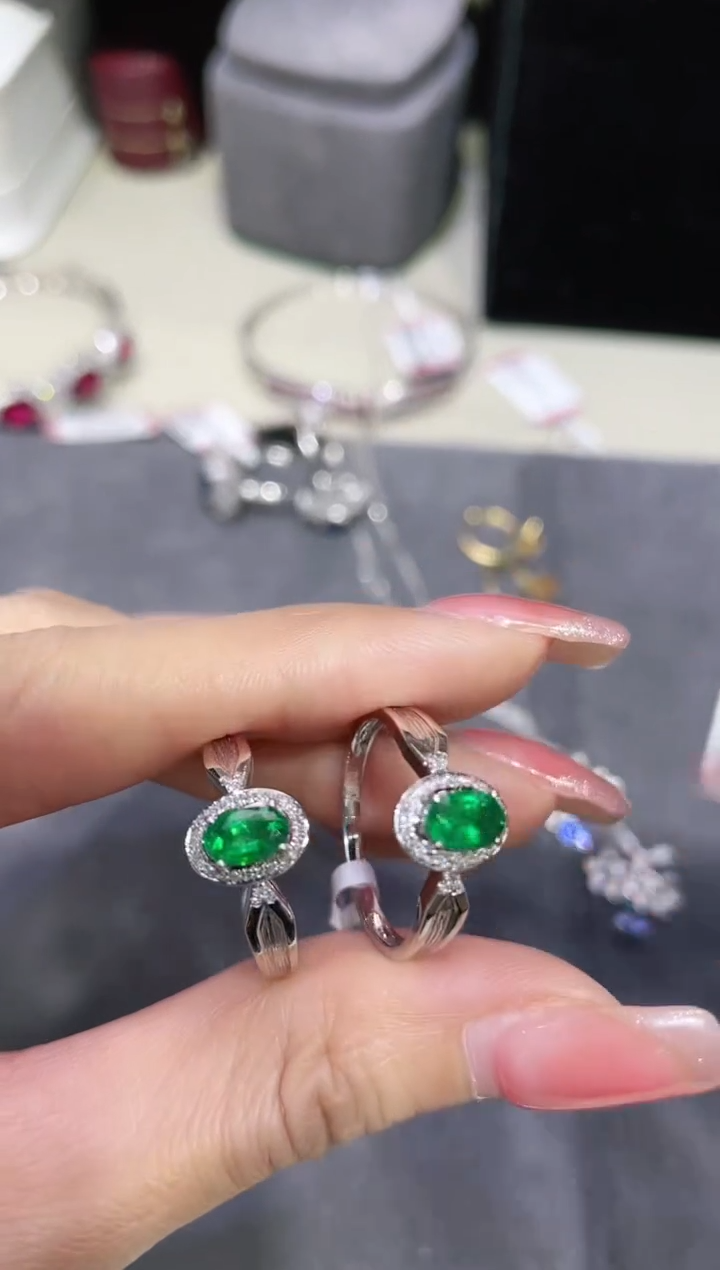 【闪购商品】祖母绿戒指18K金镶嵌多样性发其一