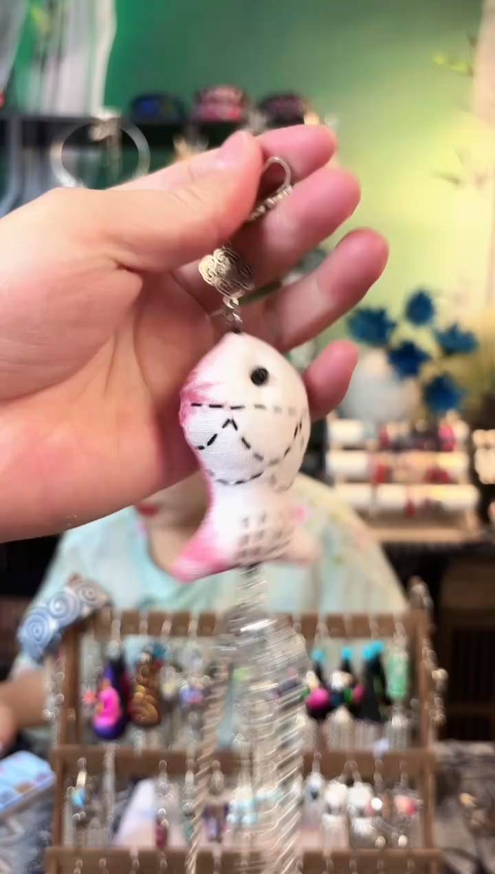 织绣彩云南阁非遗老绣饰品1000