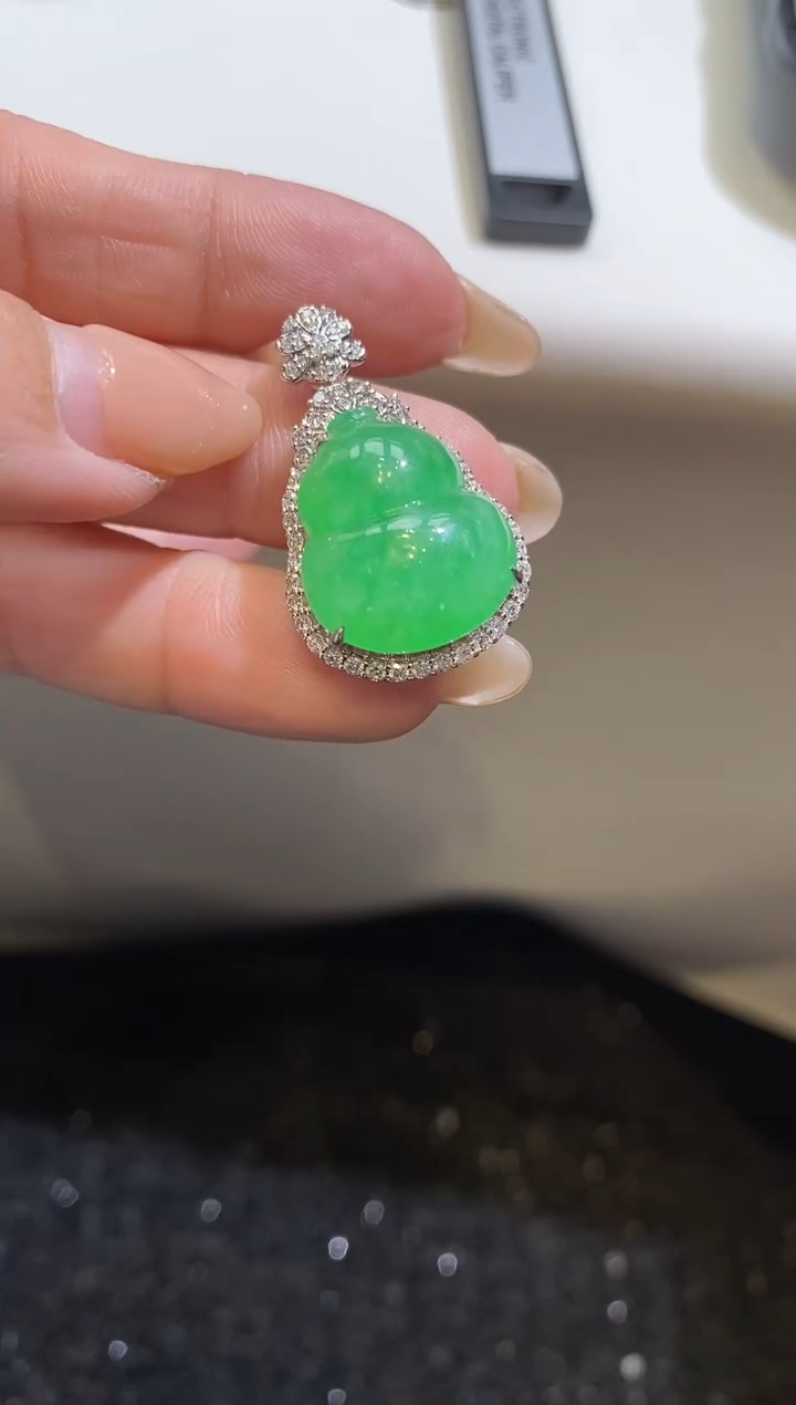 吊坠(不含链)18K金镶嵌翡翠葫芦