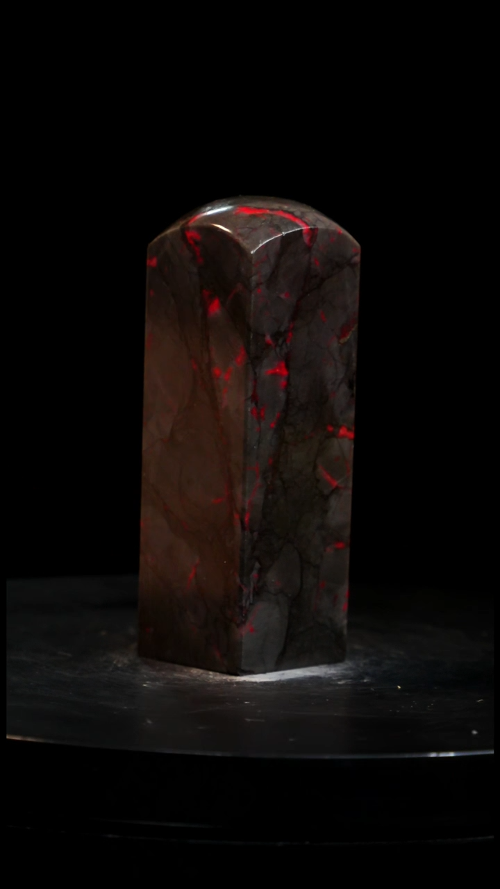 鸡血石黑牛角鸡血石