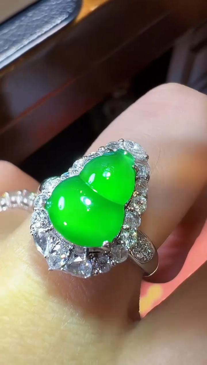 18K金镶嵌戒指翡翠葫芦