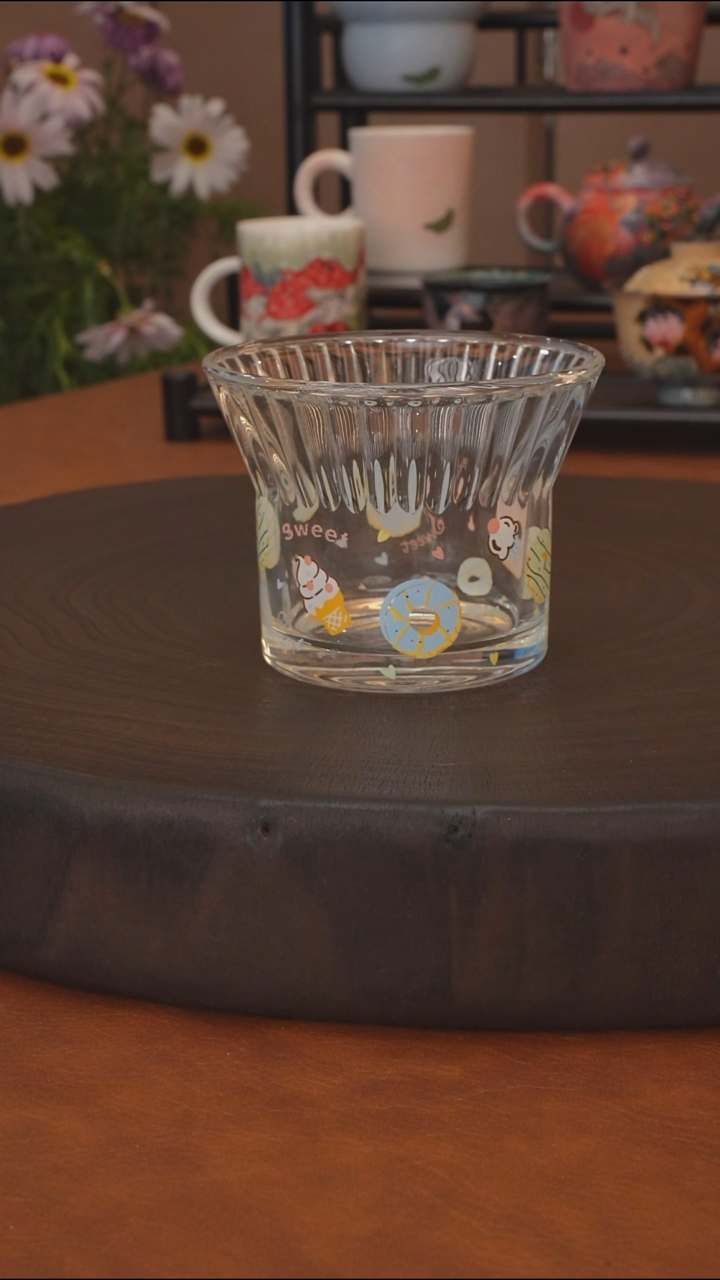 直播间福利 手握咖啡杯