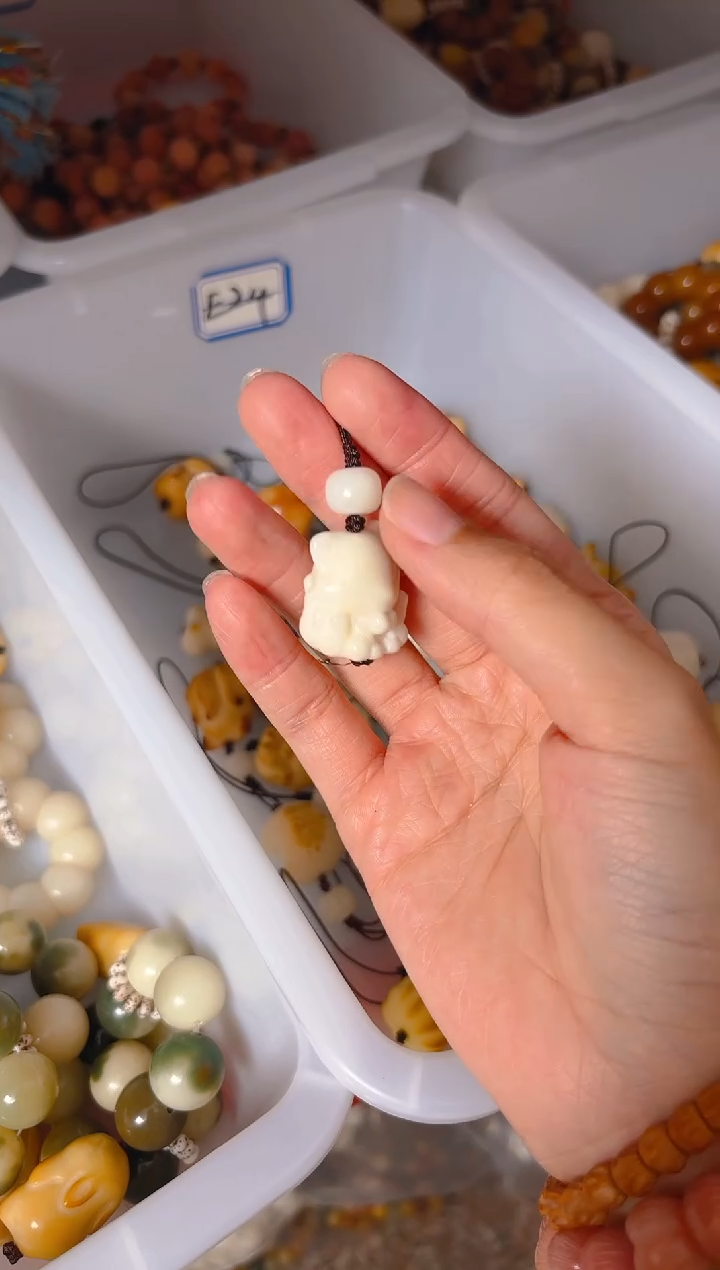 吊坠菩提根/象牙果白色凤九挂件