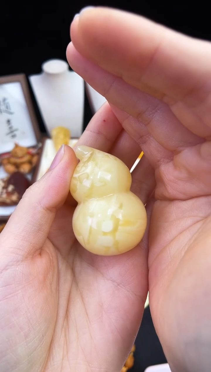 琥珀未镶嵌珠宝奇石手***心柒月