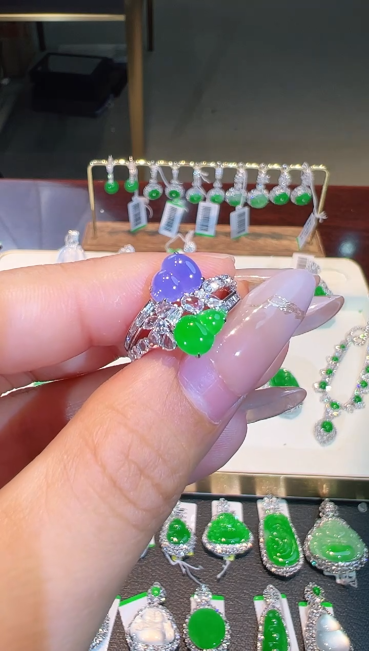 翡翠戒指18K金镶嵌翡翠