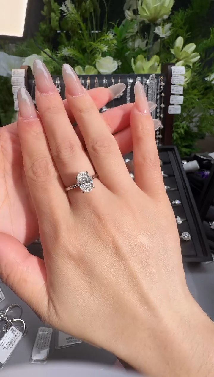 铂Pt950镶嵌实验室培育钻石2克拉海莉款钻戒
