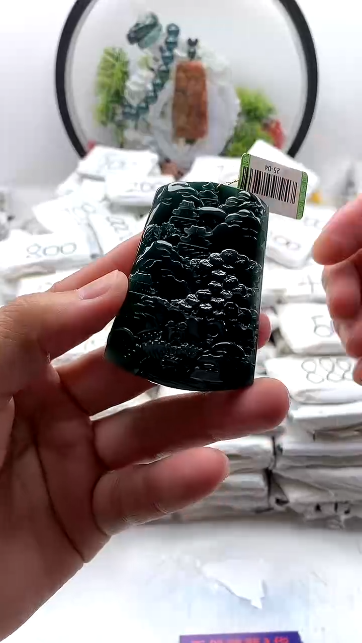 翡翠未镶嵌颈饰山水牌