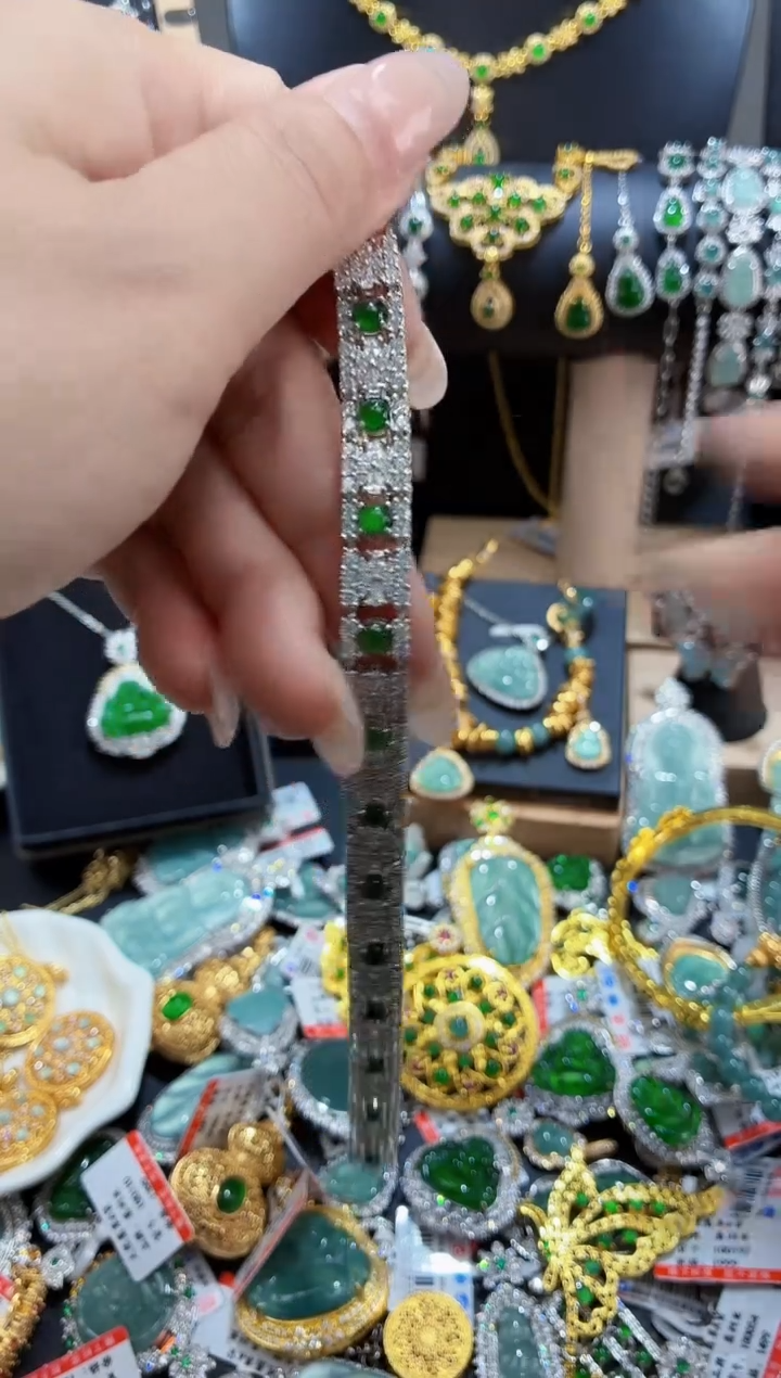 翡翠未镶嵌颈饰天然翡翠A货多样性发其一