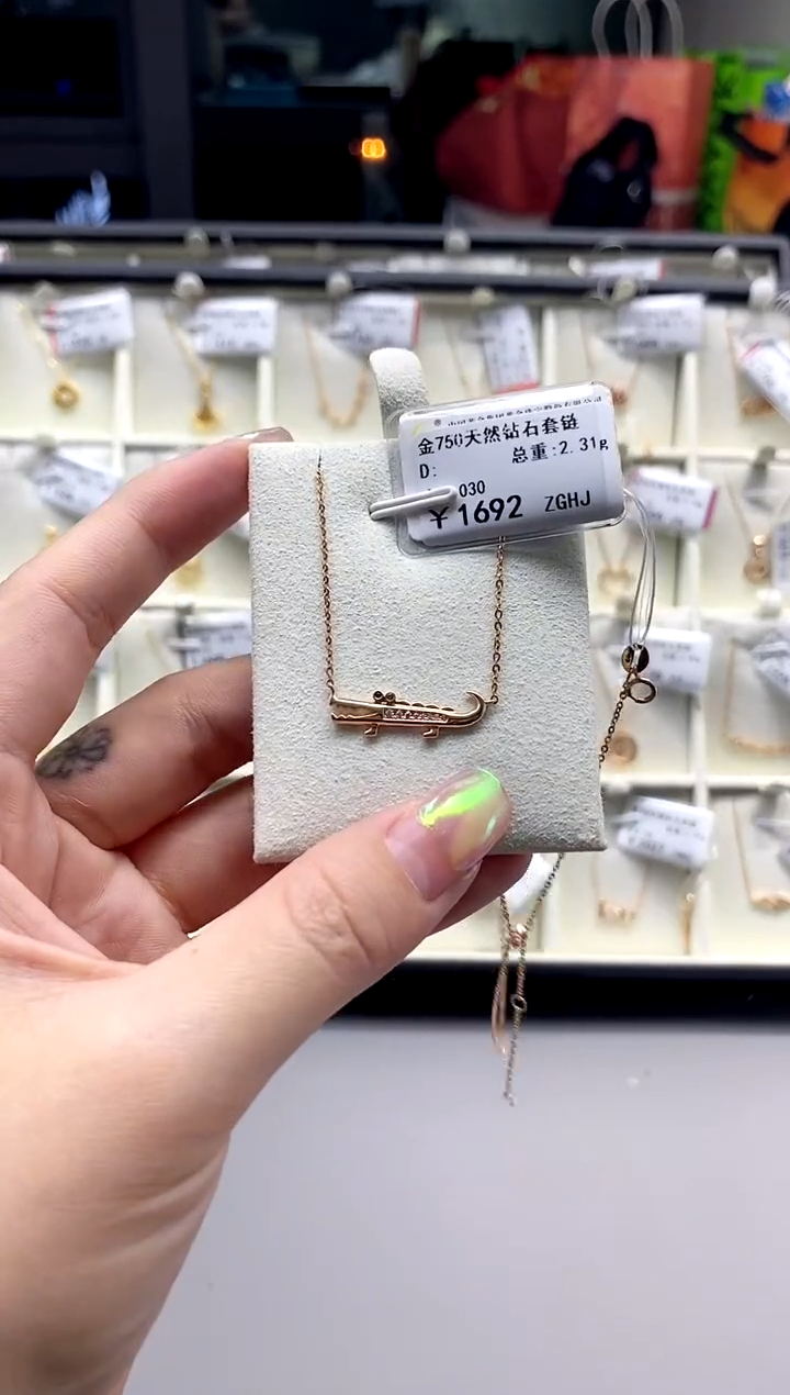 【闪购商品】钻石耳饰18K金镶嵌标签损坏不退不换