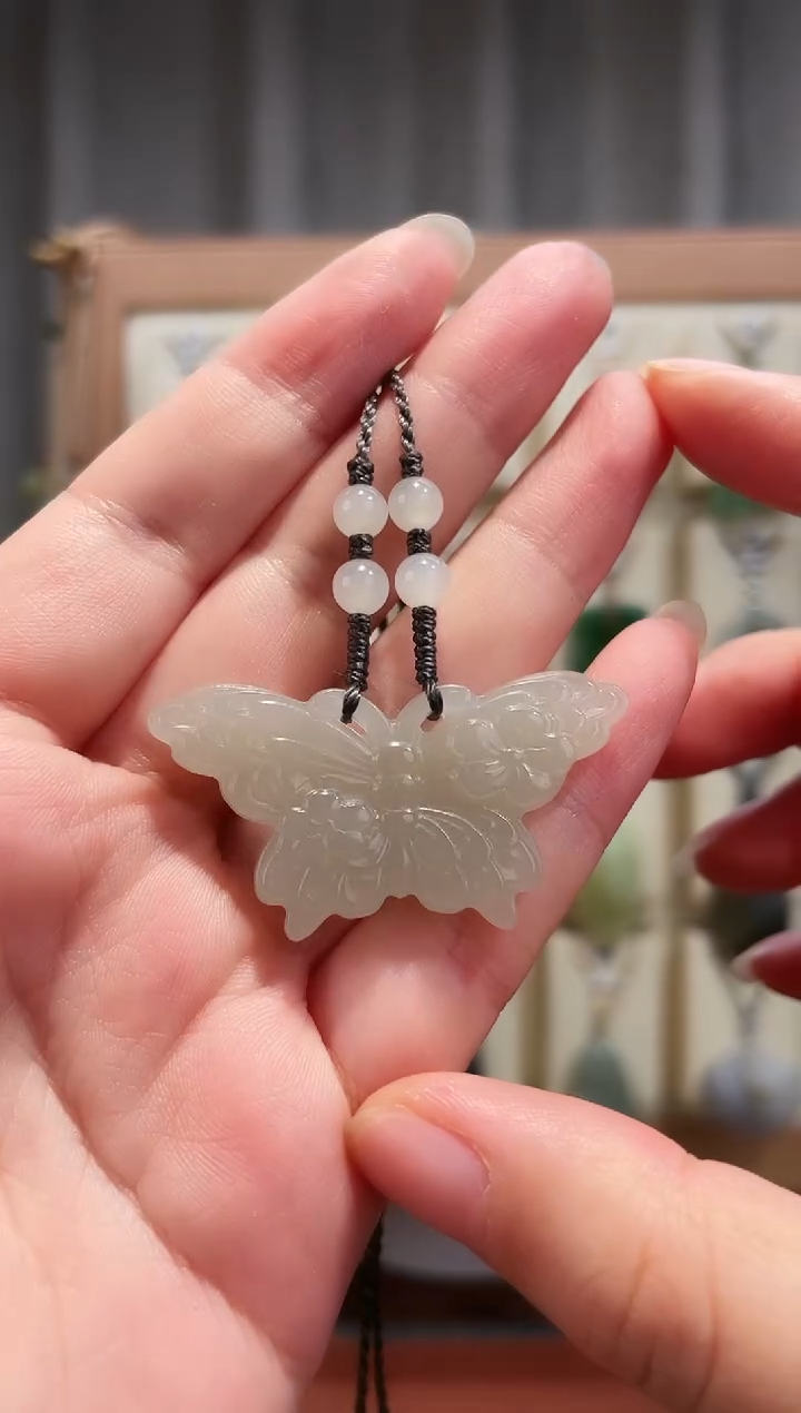 颈饰未镶嵌和田玉青海料浅烟色薄款蝴蝶玉佩43.8*23*6毫米