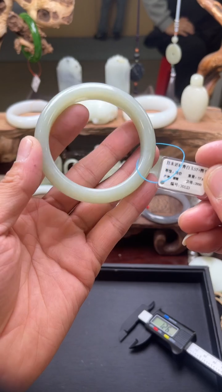 【闪购商品】和田玉手镯未镶嵌且末青白手镯 58圈30123