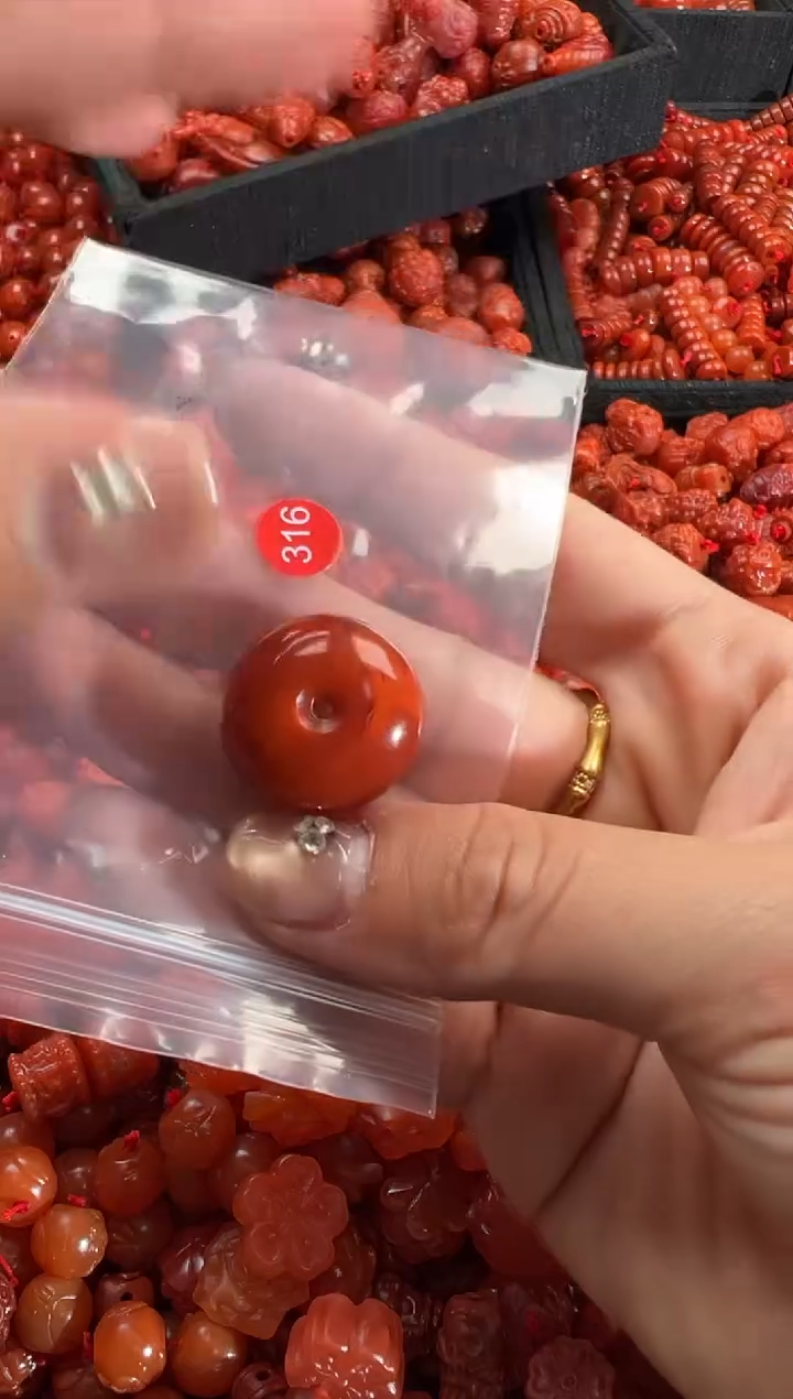 【闪购商品】南红玛瑙未镶嵌颈饰1