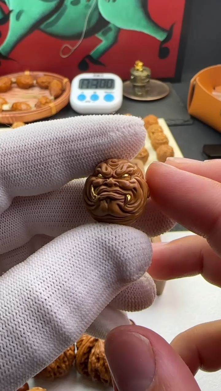 獠牙恶僧猴头雕刻