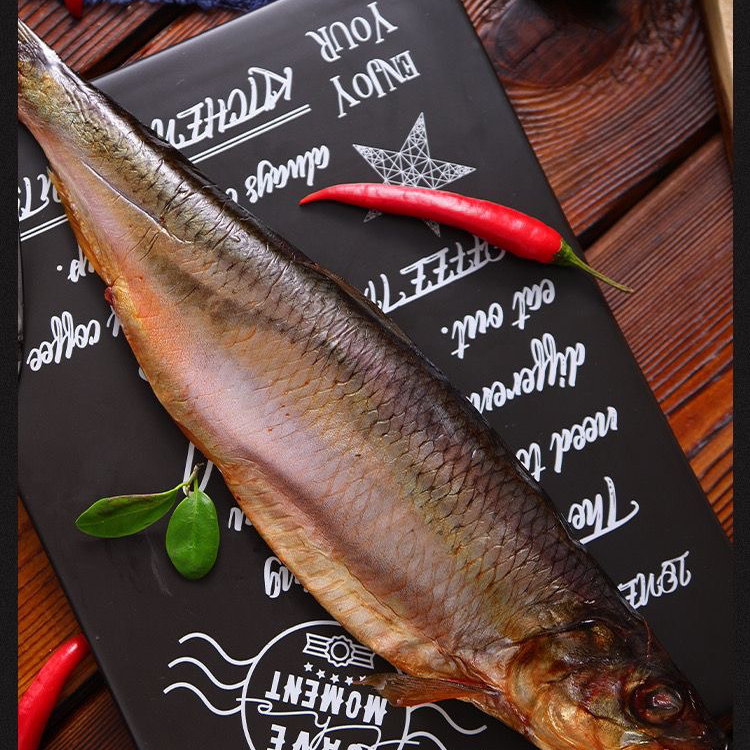 新货俄罗斯工艺熏鱼鲱鱼特色即食下酒菜咸鱼零食新日期