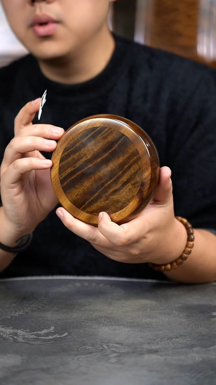 【闪购商品】金丝楠木雕877号阴沉满花精工三足圆壶承