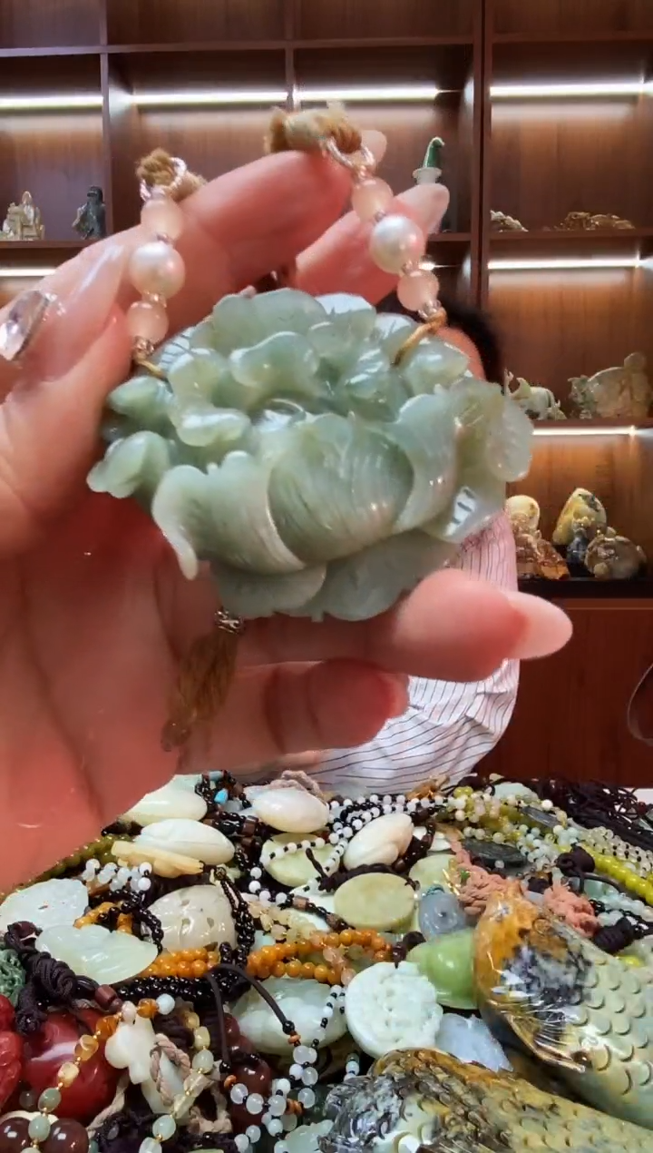 未镶嵌蛇纹石玉吊坠     