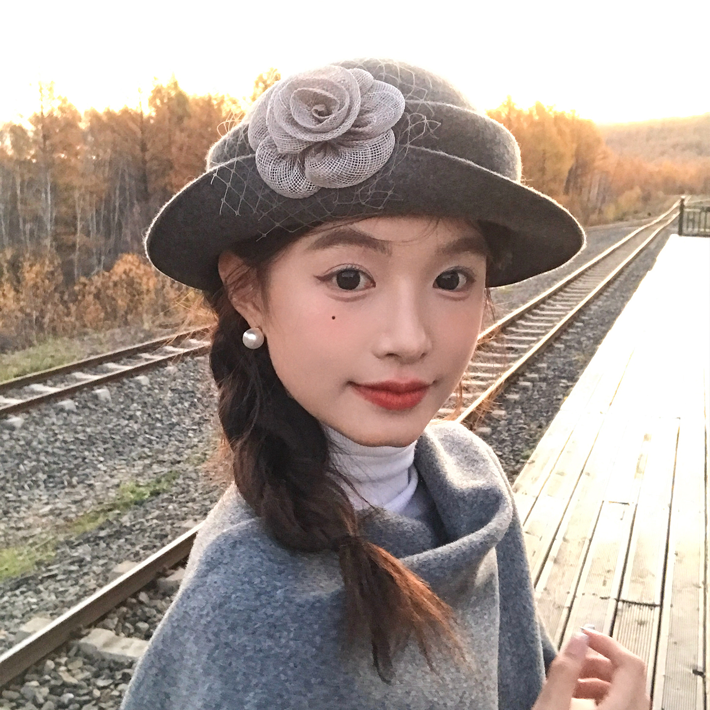 法式优雅麻纱花朵高级灰礼帽羊毛贝雷帽女秋冬赫本风复古卷边盆帽