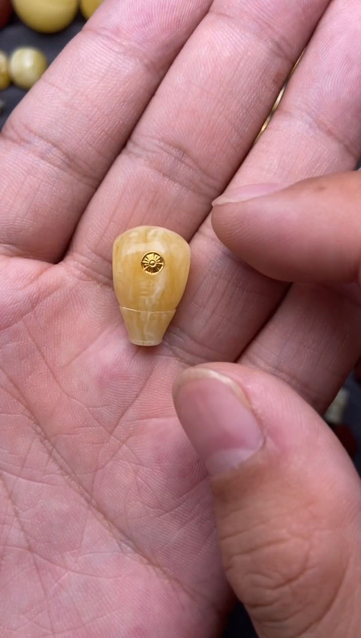 足金镶嵌蜜蜡珠宝奇石对孔12mm