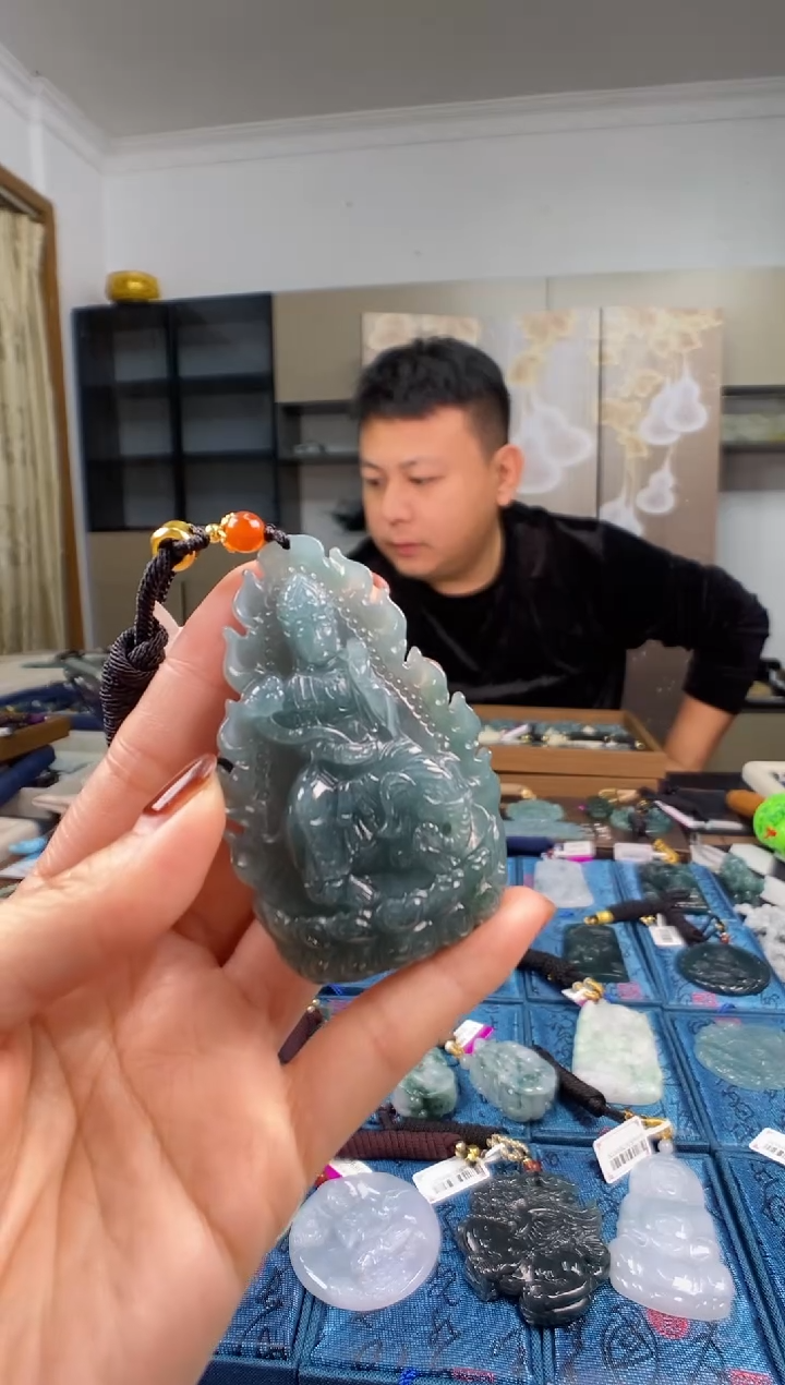 颈饰未镶嵌翡翠添多样性发其一