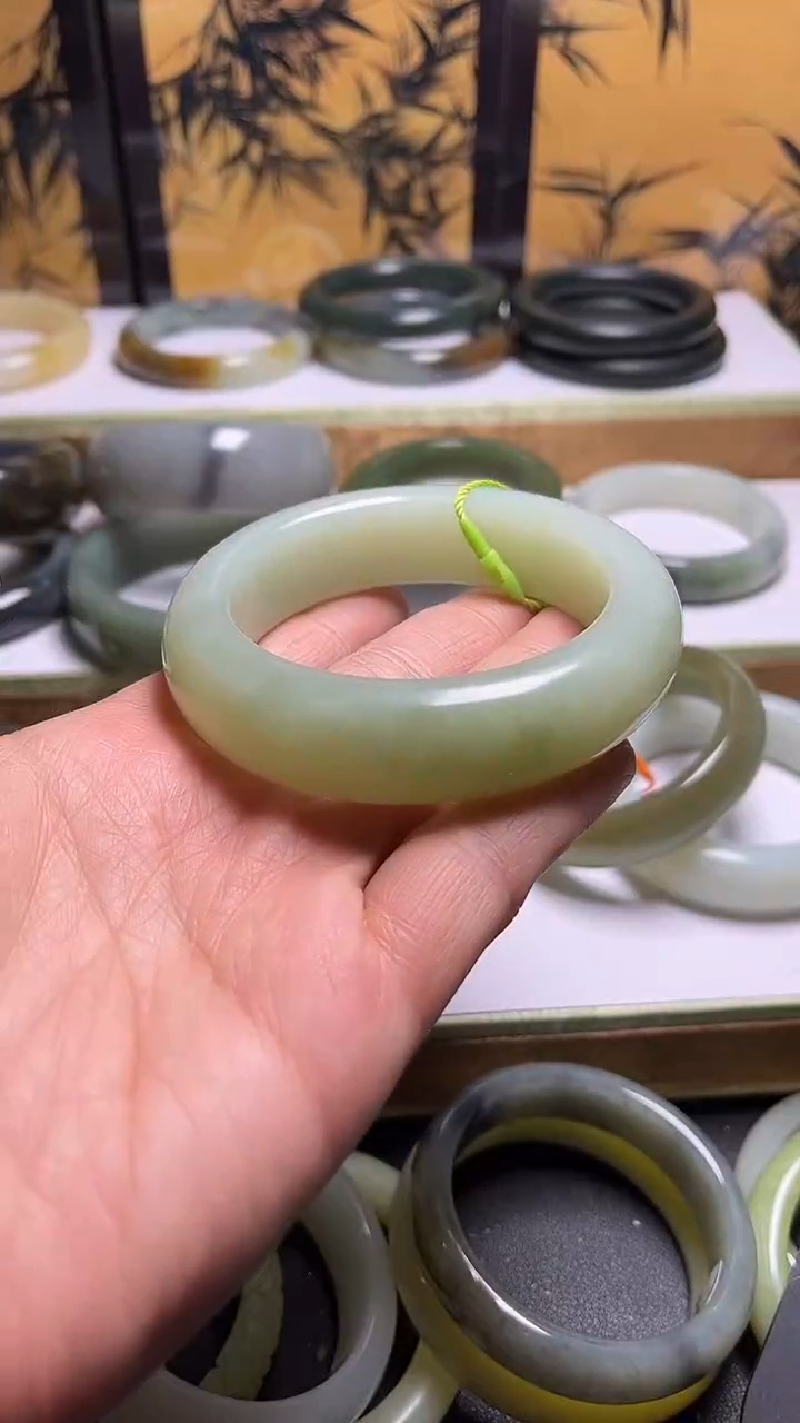 【闪购商品】和田玉手镯未镶嵌新疆清白带崔伴山水60+