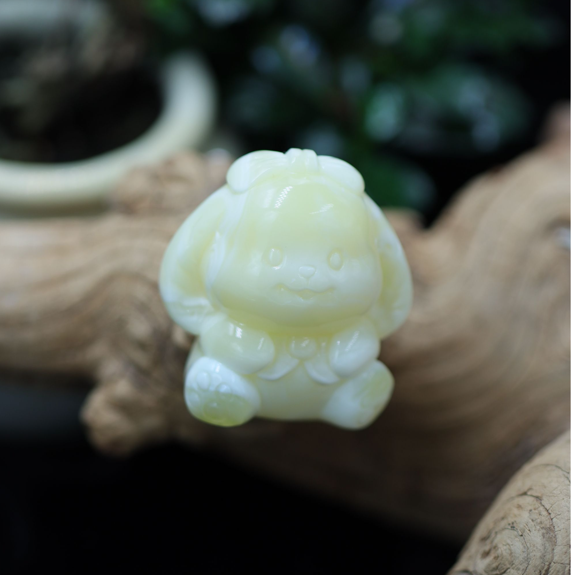 琥珀蜜蜡、蜜蜡垂耳兔宝宝、瓷白蜜蜡、垂耳兔宝宝吊坠、女士佩戴吊坠