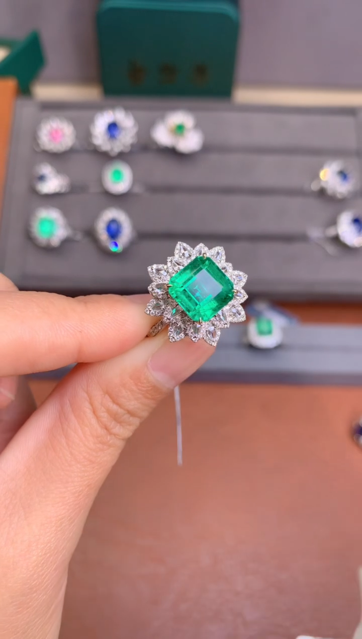 【闪购商品】祖母绿戒指18K金镶嵌3.63CT