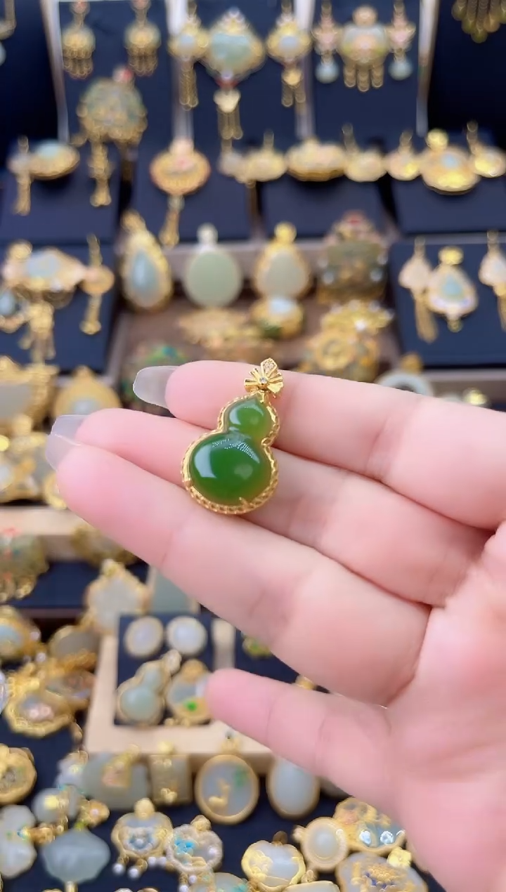 颈饰银S925镀金镶嵌和田玉碧玉葫芦吊坠