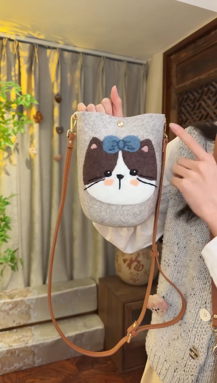 羊毛非遗羊毛毡包 手机包灰猫咪