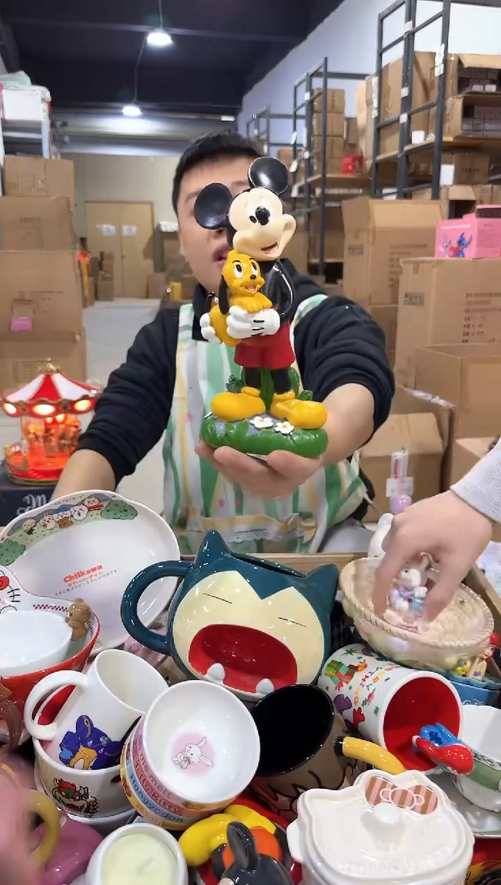 瓷片米奇抱布鲁托摆件 树脂