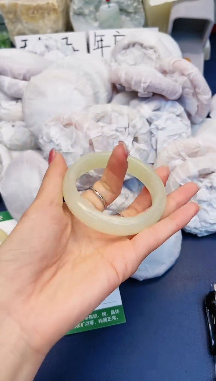 【闪购商品】石英质玉手镯未镶嵌140