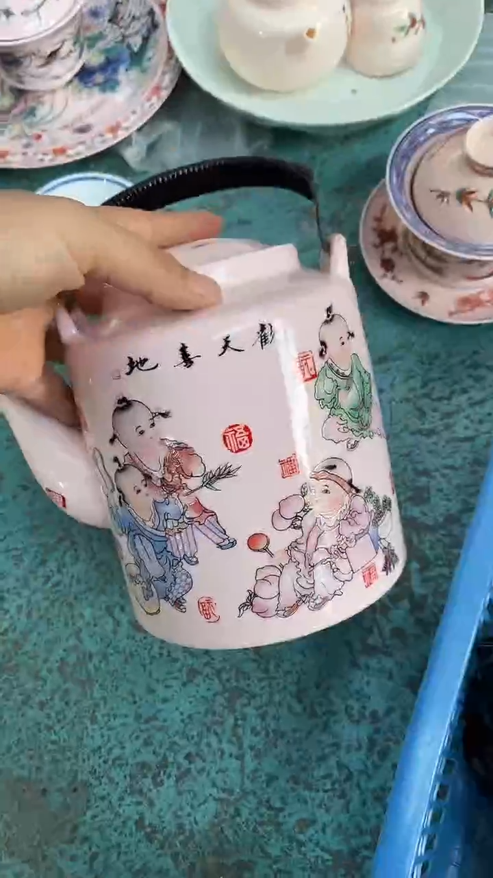 摆件瓷红稀土童子大茶壶