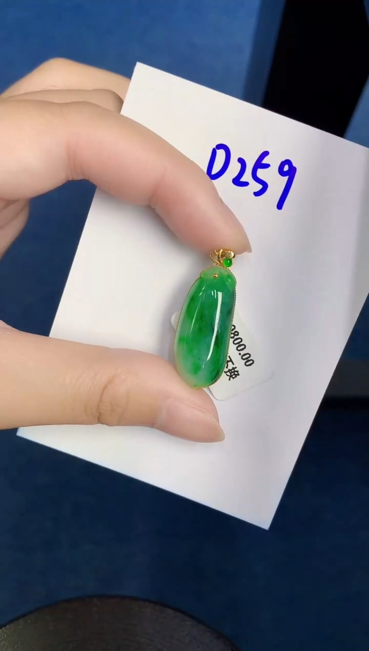翡翠18K金镶嵌颈饰v v000000000