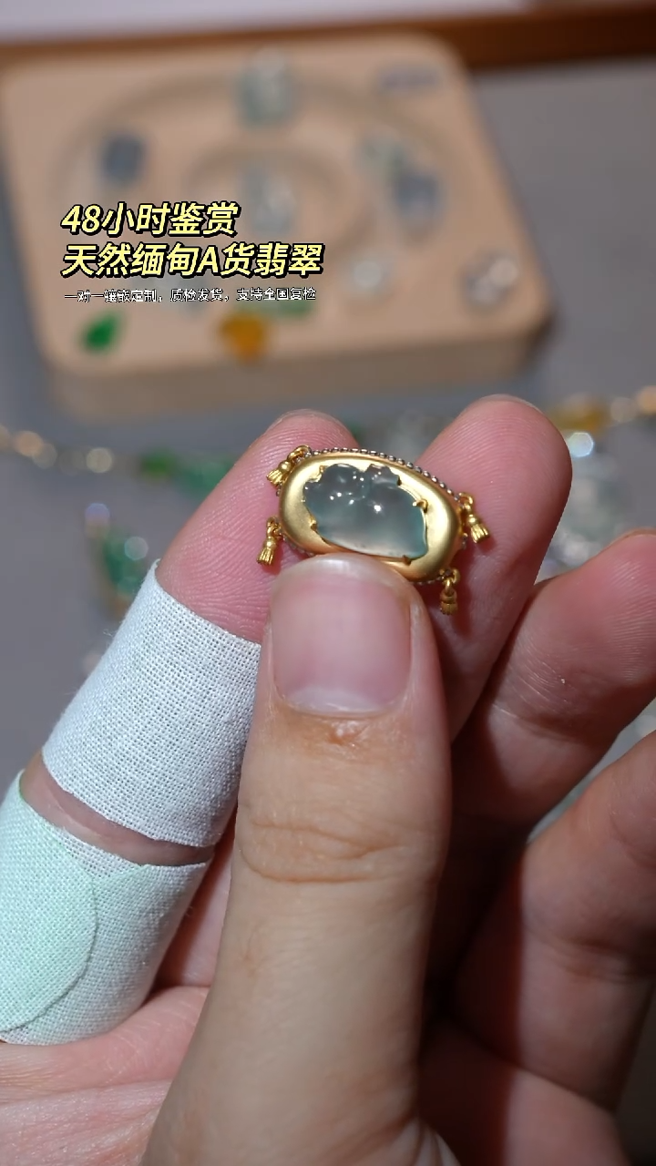 颈饰18K金镶嵌翡翠猪猪