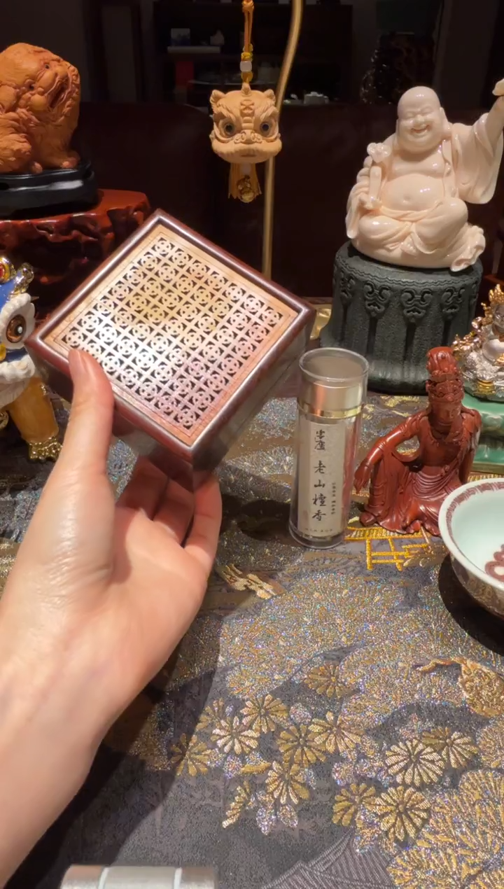 小叶黄杨嵌大红酸枝香盒  