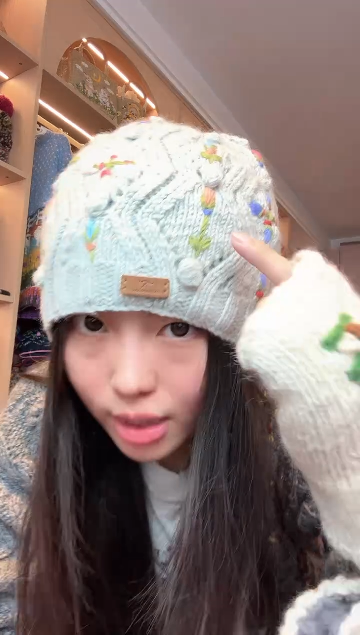 羊毛奶白满刺绣  