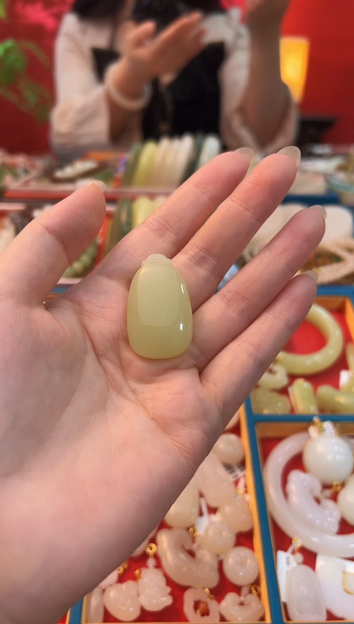 【闪购商品】和田玉吊坠未镶嵌黄口水滴无事牌