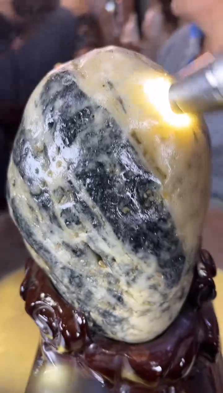 缅甸天然缅黄摆件