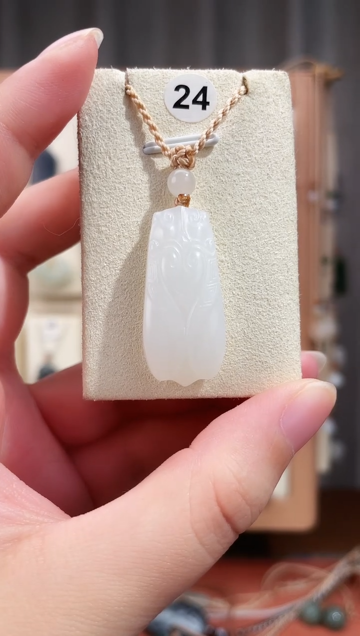 颈饰未镶嵌和田玉俄白玉蝉