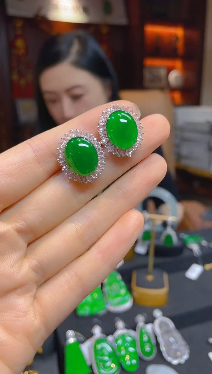 【闪购商品】翡翠耳饰18K金镶嵌101665天然A货翡翠蛋面耳钉