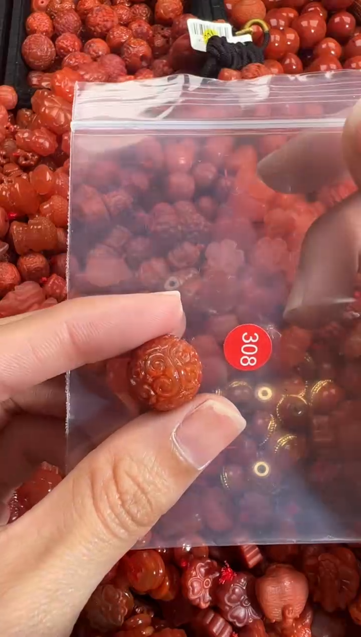 南红玛瑙未镶嵌颈饰1