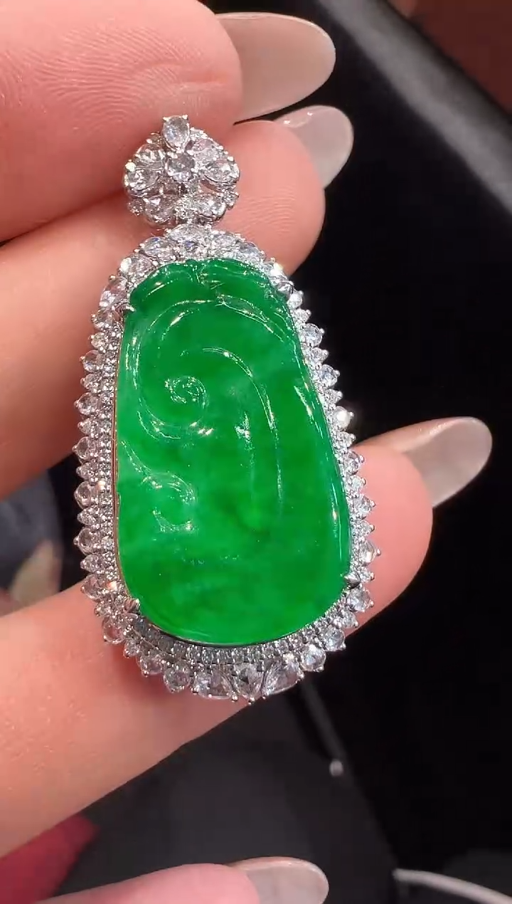 颈饰18K金镶嵌翡翠吊坠