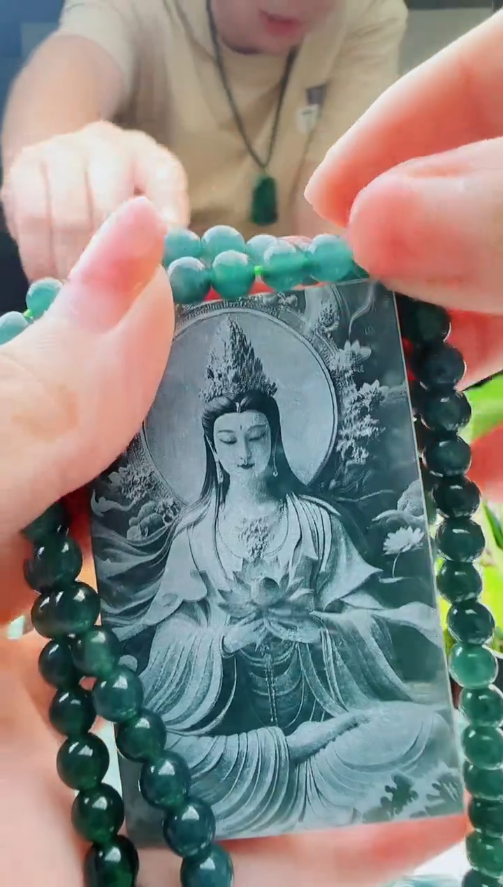 翡翠未镶嵌颈饰多样性发货其中一件