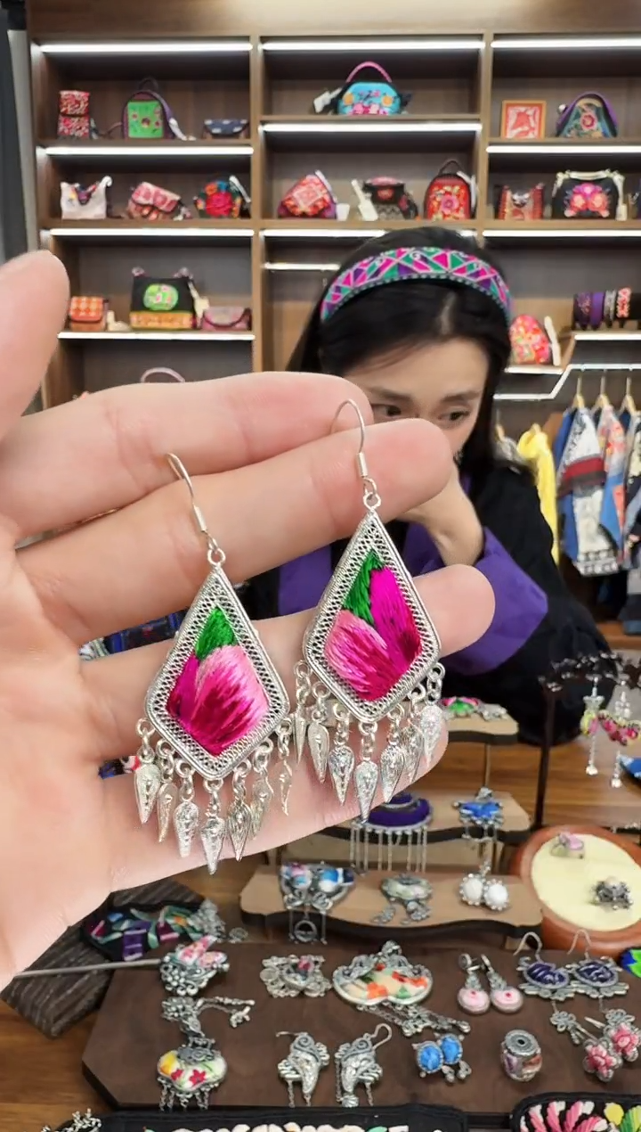 【闪购商品】织绣72蒙阿苏苗绣传承