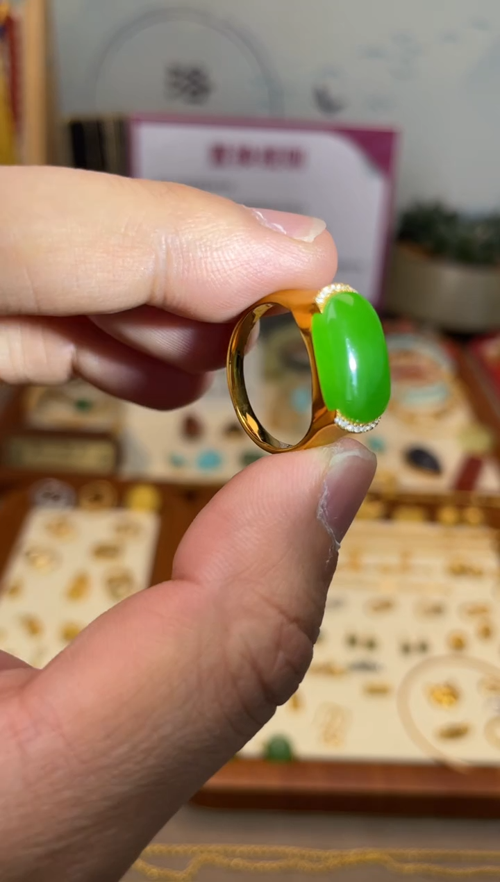 18K金镶嵌戒指和田玉碧玉马鞍戒