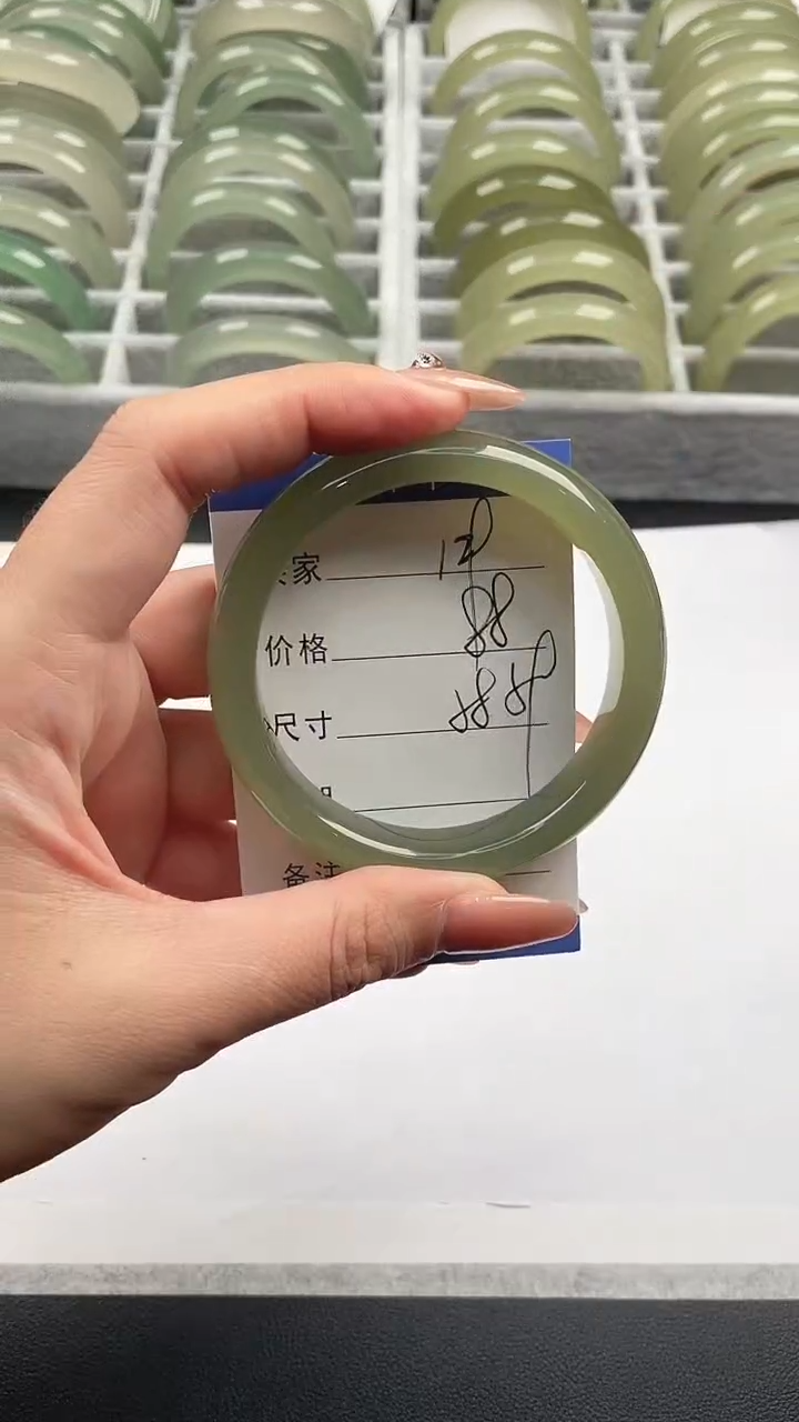 未镶嵌手镯石英质玉湖水绿