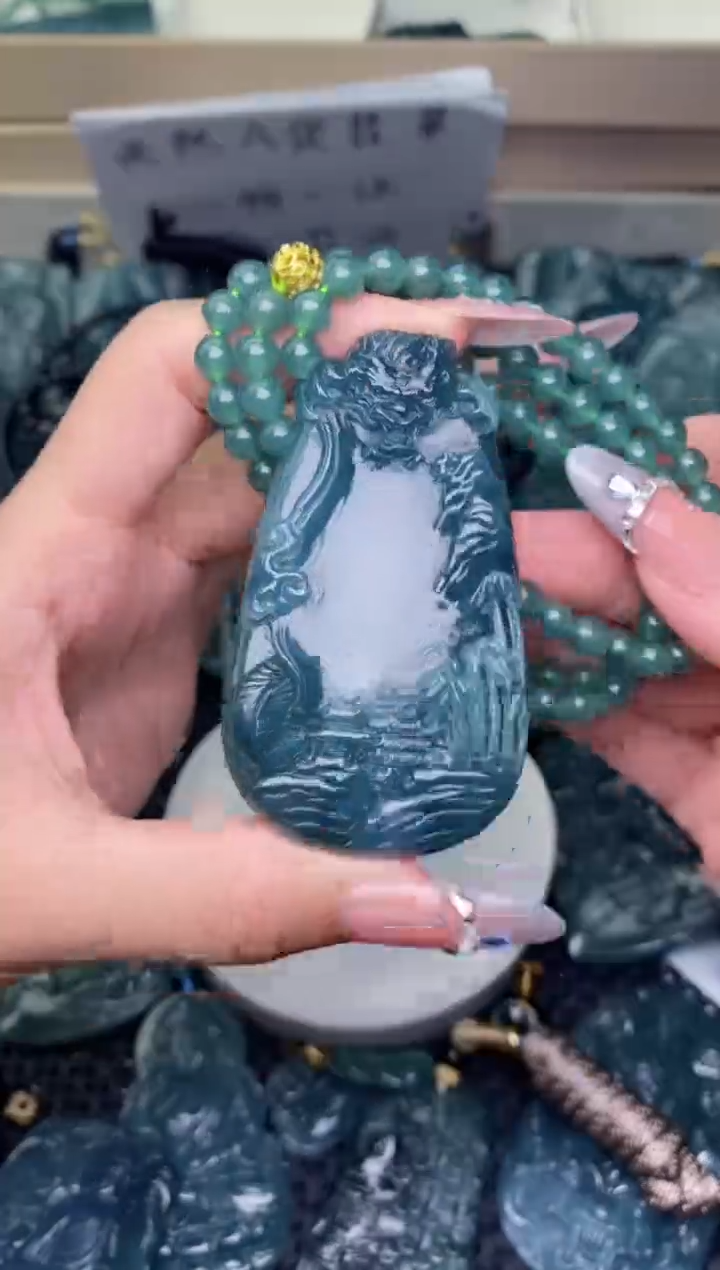 翡翠未镶嵌颈饰          