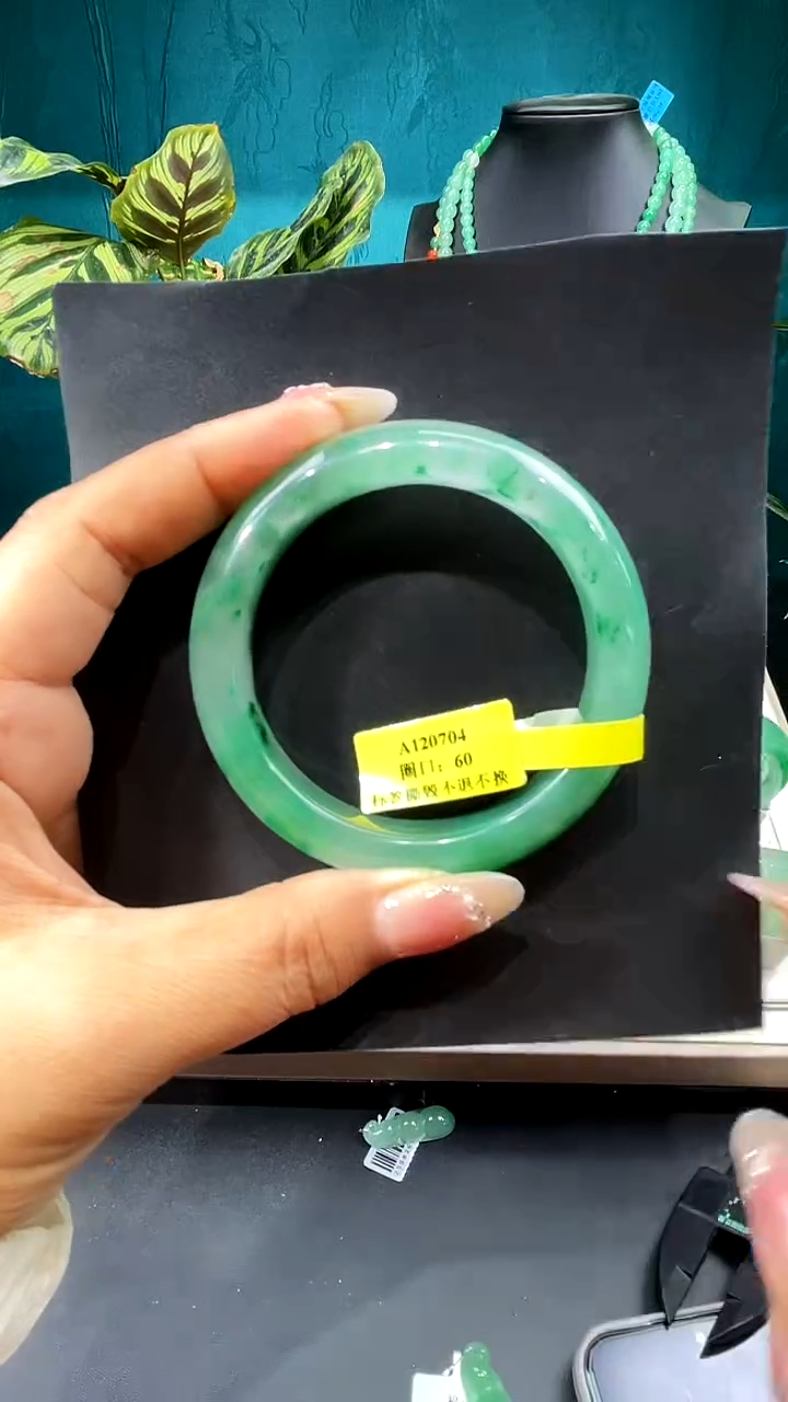 未镶嵌手镯石英质玉（非洲翠）手镯